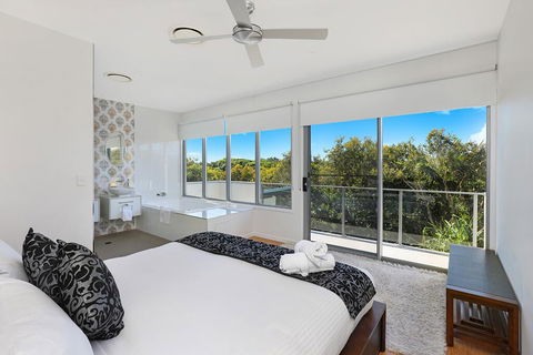 NORTHSHOR- ULTIMATE BEACH HOUSE - Accommodation Cooktown 2