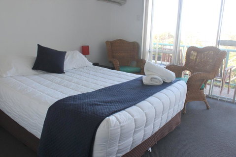 Oceanside Hawks Nest - Accommodation Cooktown 3