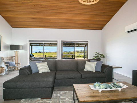 Ohana Oasis - Front Row To Reserve, Beach And Ocean - Accommodation Cooktown 3