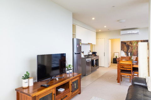 ON TOP OF THE WORLD - BEST VIEWS IN MELBOURNE !! - Accommodation Cooktown 3