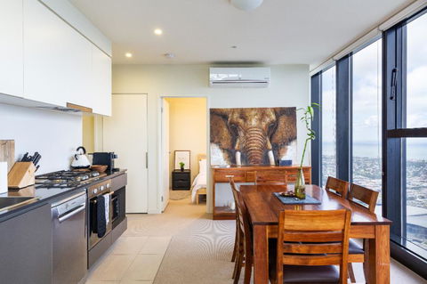 ON TOP OF THE WORLD - BEST VIEWS IN MELBOURNE !! - Accommodation Cooktown 0