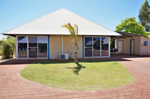 Osprey Holiday Village Unit 109 - Pleasant 3 Bedroom Holiday Villa With A Pool In The Complex - Accommodation Cooktown 0