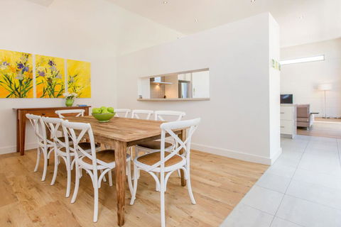 PALM COURT RETREAT - MORNINGTON - Accommodation Cooktown 1