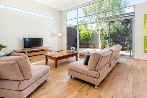 PALM COURT RETREAT - MORNINGTON - Accommodation Cooktown 0