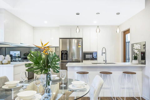 Park Avenue Townhouse Retreat Brisbane Sleeps 10 - Accommodation Cooktown 1