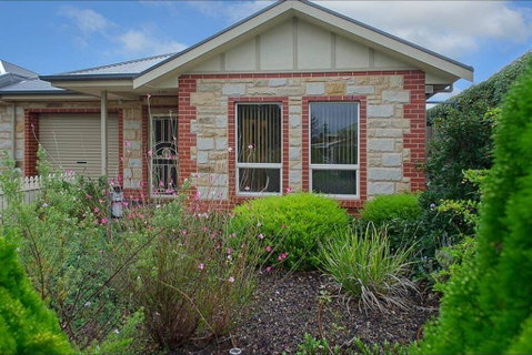 Perfect Location Central Modern Cottage - Free WiFi - Accommodation Cooktown 1