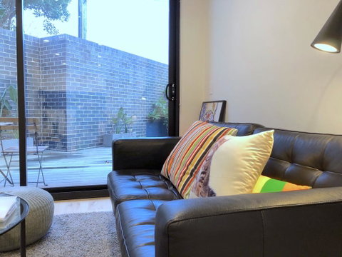 Pride Bentleigh Apartment With Private Garden - Accommodation Cooktown 1