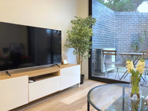 Pride Bentleigh Apartment With Private Garden - Accommodation Cooktown 2