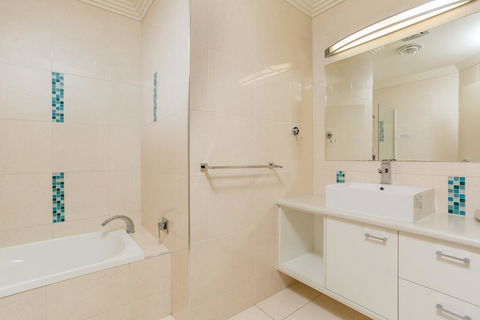 Rainbow Towers 2 - Rainbow Beach, High On The Hill, Panoramic Views, Wi-Fi - Accommodation Cooktown 2