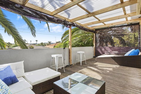 SANTORINI BEACH HOUSE - SAFETY BEACH - Accommodation Cooktown 3