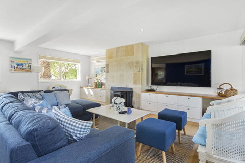 SANTORINI BEACH HOUSE - SAFETY BEACH - Accommodation Cooktown 2