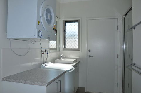 Seadaze 1 - Rainbow Beach, Gorgeous Unit Close To The Beach, Aircon, Pool - Accommodation Cooktown 1