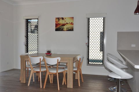 Seadaze 1 - Rainbow Beach, Gorgeous Unit Close To The Beach, Aircon, Pool - Accommodation Cooktown 2