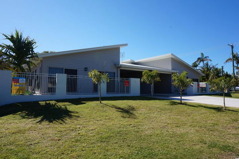 Seadaze 1 - Rainbow Beach, Gorgeous Unit Close To The Beach, Aircon, Pool - Accommodation Cooktown 0
