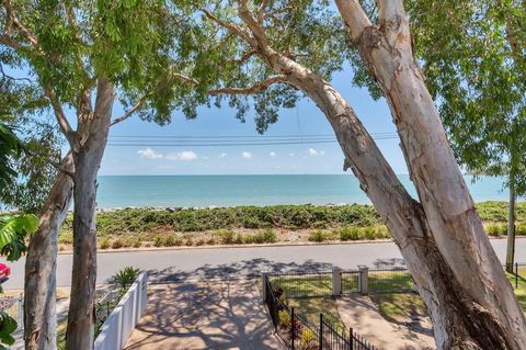 Seascape Luxury Beachfront House - Accommodation Cooktown 2