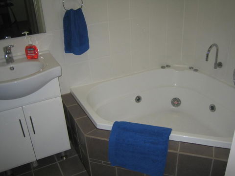 Showgrounds Cottage Naracoorte - Accommodation Cooktown 3