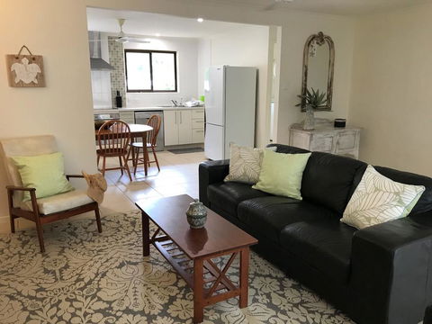 Sinclair - Rainbow Beach, Modern Beach House Close To Everything, Free Wi-Fi - Accommodation Cooktown 3