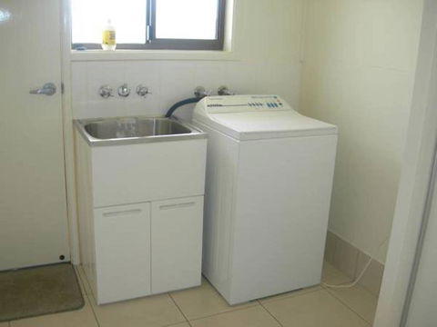 Sinclair - Rainbow Beach, Modern Beach House Close To Everything, Free Wi-Fi - Accommodation Cooktown 1