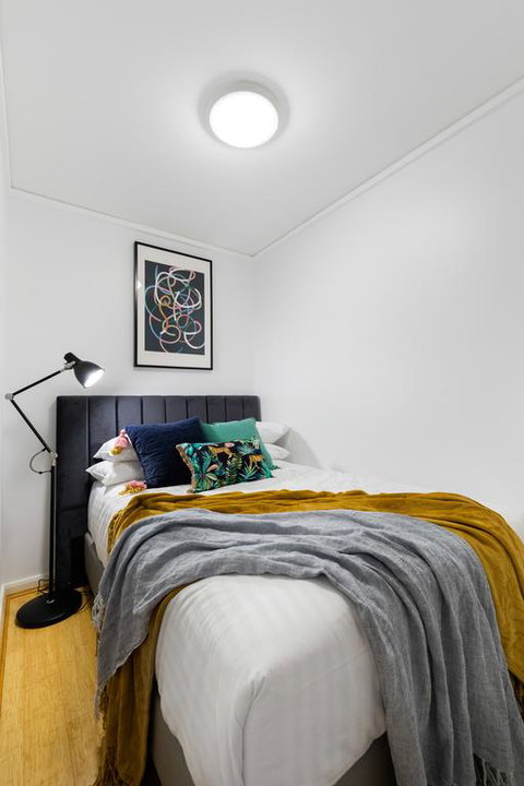 Sleek Modern Apartment Close To Everything - Accommodation Cooktown 3