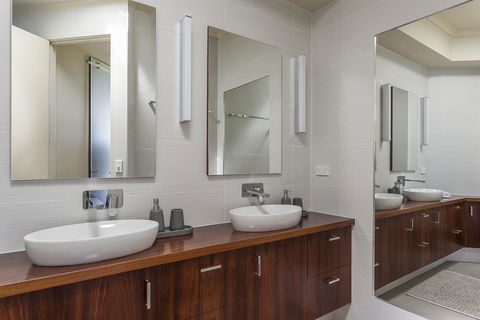 Sophisticated Contemporary Coastal Living With Sweeping Views In Cape Schanck - Accommodation Cooktown 3