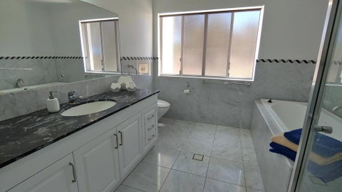 Spacious 2 Bedroom Unit, Private Bath, Kitchen, RV Parking On 5 Acres, 10 Min To Fraser Island Barge - Accommodation Cooktown 2