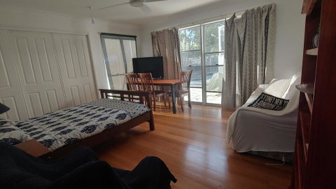 Spacious 2 Bedroom Unit, Private Bath, Kitchen, RV Parking On 5 Acres, 10 Min To Fraser Island Barge - Accommodation Cooktown 3