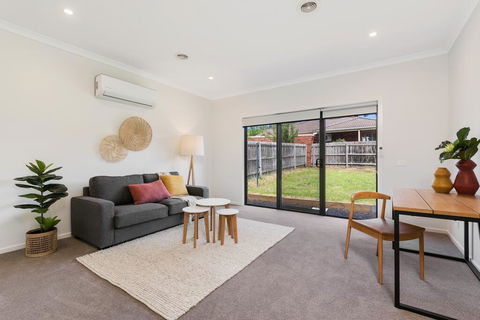 Spacious 4-Bed House With Parking And Backyard - Accommodation Cooktown 3
