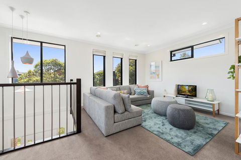 Spacious 4-Bed House With Parking And Backyard - Accommodation Cooktown 0