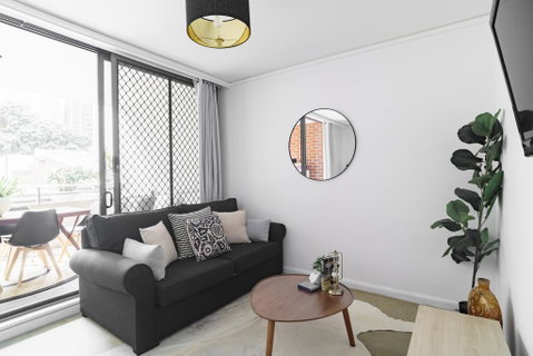 Spacious Apt V Stylish Furniture Pool GYM - Accommodation Cooktown 2