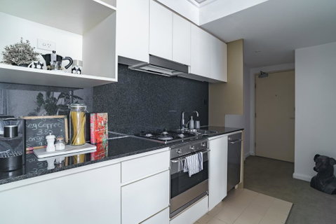 Spacious Apt V Stylish Furniture Pool GYM - Accommodation Cooktown 3