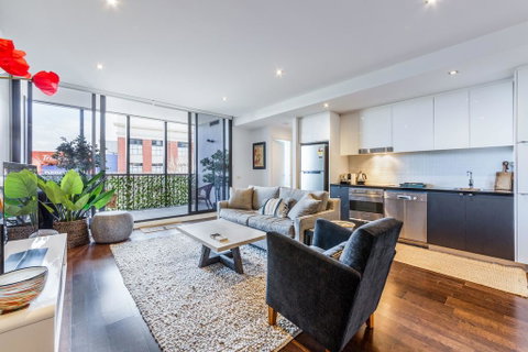 Stylish 2-bed 2 Bath With Free Parking, Pool, Gym, Wifi - Accommodation Cooktown 0