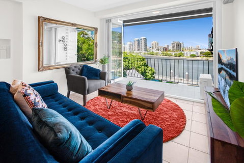 Stylish 2-Bed Apartment With Sweeping River Views - Accommodation Cooktown 1