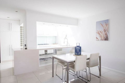 Stylish Executive Apartment With Balcony - Accommodation Cooktown 2