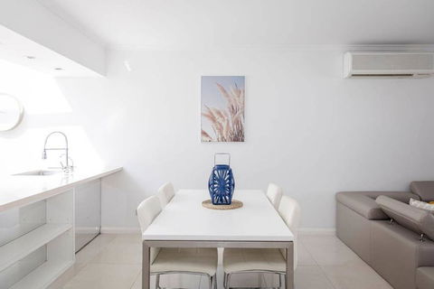 Stylish Executive Apartment With Balcony - Accommodation Cooktown 3