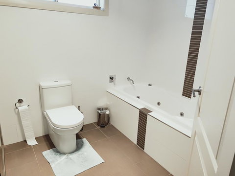 Stylish Private Bathroom-Luxurious Modern Big Home - Accommodation Cooktown 2