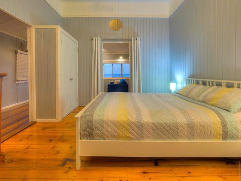 Sublime Beachfront Queenslander On The Esplanade - Accommodation Cooktown 3