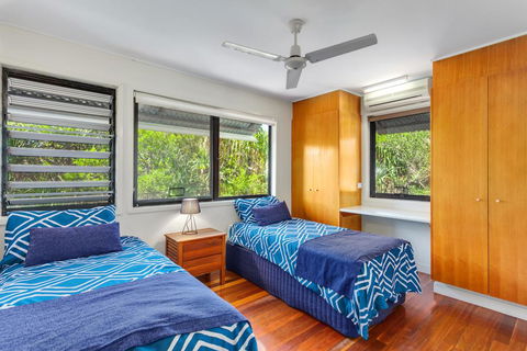 Surfside Beach House 17 - Rainbow Shores, Swimming Pool, 2 Minute Walk To Beach, Air Conditioning, Relax Here - Accommodation Cooktown 3