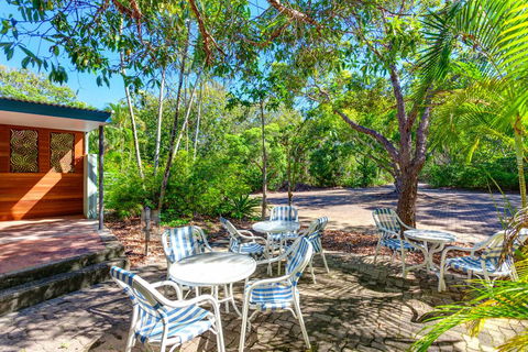 Surfside Beach House 17 - Rainbow Shores, Swimming Pool, 2 Minute Walk To Beach, Air Conditioning, Relax Here - Accommodation Cooktown 2