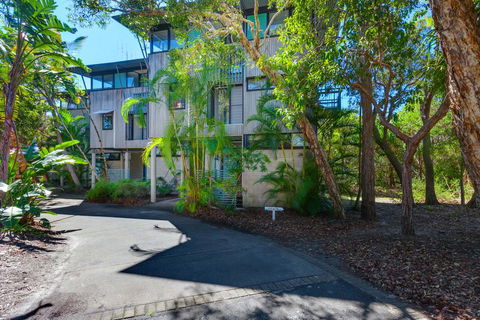 Surfside Beach House 17 - Rainbow Shores, Swimming Pool, 2 Minute Walk To Beach, Air Conditioning, Relax Here - Accommodation Cooktown 0