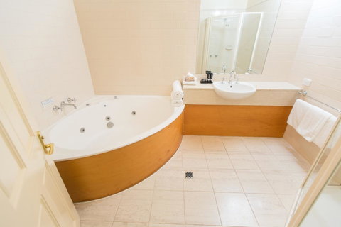 Strahan Village - Accommodation Cooktown 23