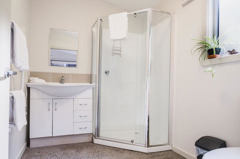 Hazards Escape - The Top Shack & The Short Stack - Accommodation Cooktown 3