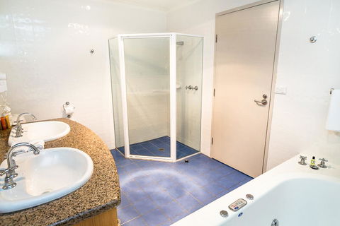 Edgewater Hotel - Accommodation Cooktown 8