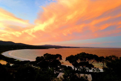 DOLPHIN LOOKOUT COTTAGE - Amazing Views Of The Bay Of Fires - Accommodation Cooktown 0