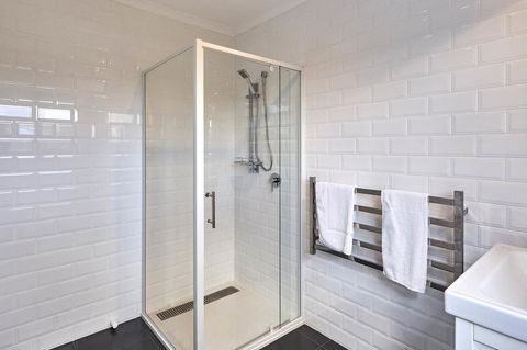 DOLPHIN LOOKOUT COTTAGE - Amazing Views Of The Bay Of Fires - Accommodation Cooktown 3