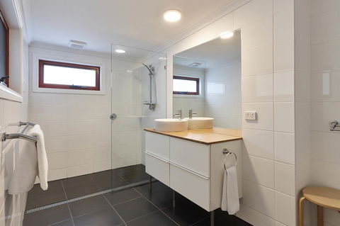 DOLPHIN LOOKOUT COTTAGE - Amazing Views Of The Bay Of Fires - Accommodation Cooktown 2