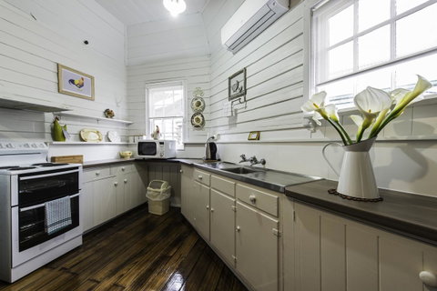 Touchwood Cottages - Accommodation Cooktown 12