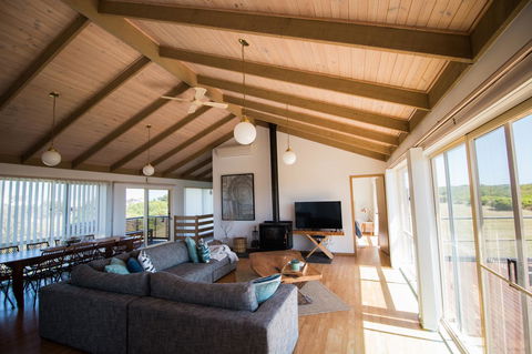 Sunsets On Martyrs Luxury Coastal Beach House Peterborough - Accommodation Cooktown 2