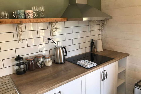 The Cottage - 58 Acre Farm Stay At Hanging Rock - Accommodation Cooktown 2