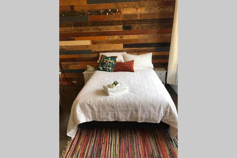 The Cottage - 58 Acre Farm Stay At Hanging Rock - Accommodation Cooktown 1