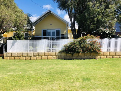 The Light And Bright Yellow Beach House - Accommodation Cooktown 2